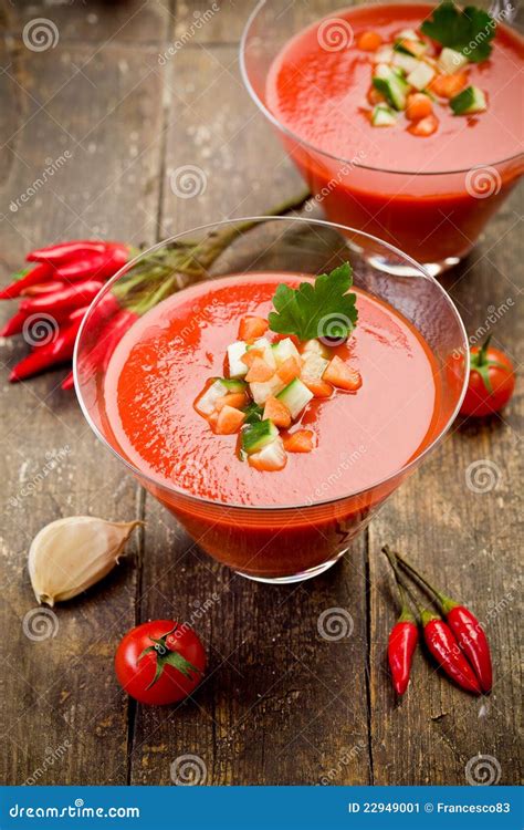 Gazpacho Na Tabela De Madeira Imagem De Stock Imagem De Cenouras