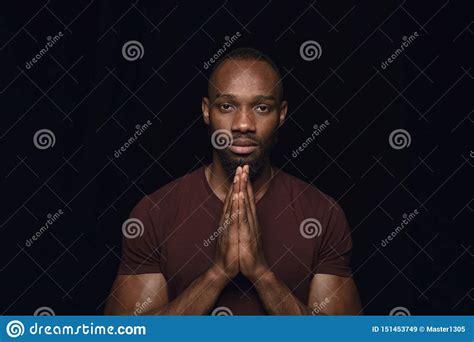 Retrato Ascendente Cercano Del Hombre Joven Aislado En Fondo Negro Del