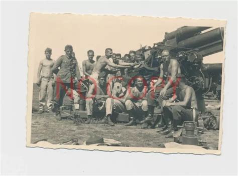 FOTO WK 2 Soldaten halbnackt an 8x8 Geschütz Flak 22 EUR 34 90