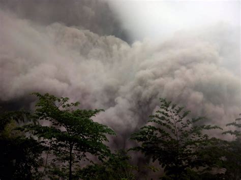 Indonesia Aumentan A Trece Los Fallecidos Por La Erupción Del Volcán Semeru En Indonesia