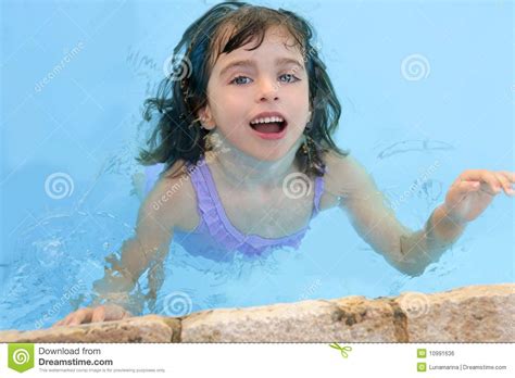 Belle Petite Fille Souriant Dans Le Regroupement Photo Stock Image Du