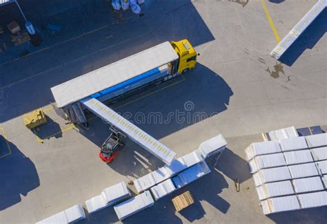 Cajas Cargadas En La Plataforma Con La Carretilla Elevadora En El