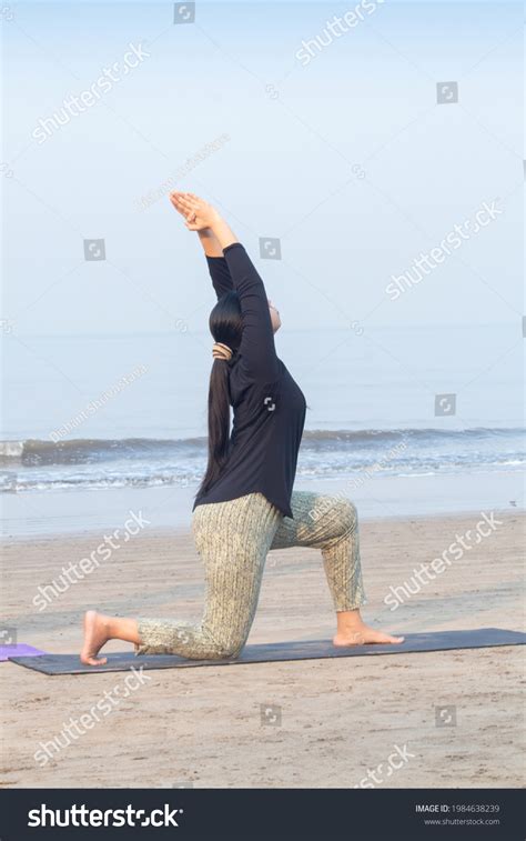 요가 해변 물구나무서기