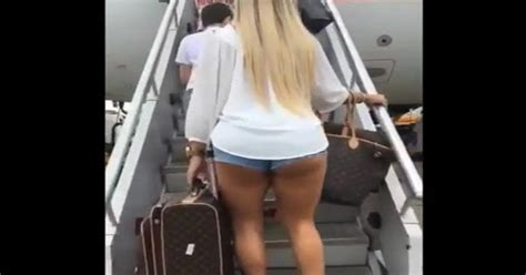 Flagra Loira Gostosa Demais Entrando No Avi O Flagrante Porn