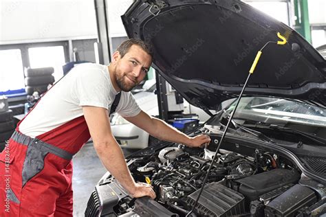 Automechaniker In Einer Werkstatt Stock Photo Adobe Stock