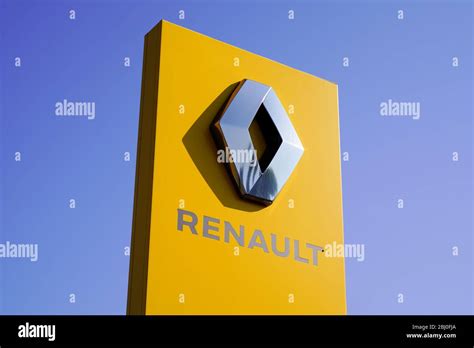 Bordeaux Aquitaine France 04 16 2020 Renault Car Logo