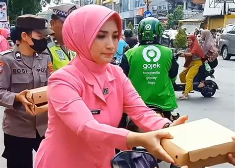 Polsek Simokerto Bersama Bhayangkari Cantik Bagikan Nasi Kotak Di