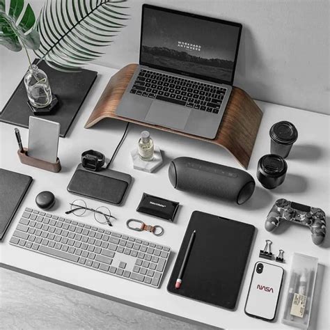 10 Minimalist Laptop Setup Ideas At Home | Computer desk setup ...