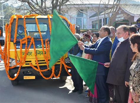 शिमला शहर में ठोस अपशिष्ट के परिवहन के लिए 15 वाहनों को सीएम ने दिखाई झंडी