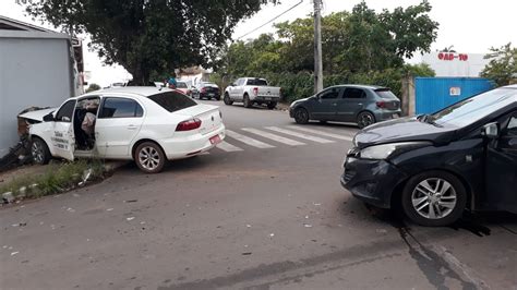 Táxi atinge muro de casa após bater outro carro em cruzamento