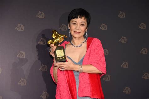 【金馬59】張艾嘉《燈火闌珊》睽違36年3度封后 激動哽咽：這些年習慣坐台下看大家拿獎 上報 流行