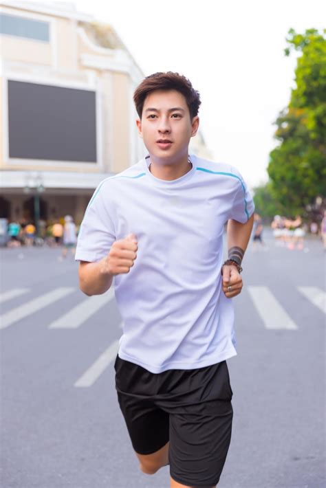 Hot boy cầu lông Phạm Hồng Nam lên xe hoa với bạn gái yêu năm Báo Dân trí