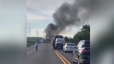 Carreta Carregada Toras De Eucalipto Pega Fogo Na Br