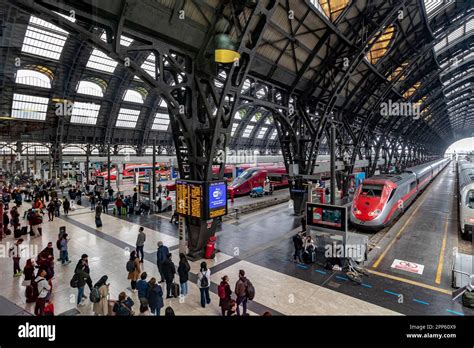 Bahnpassagiere auf dem Weg durch Haupthalle des Mailänder Centrale