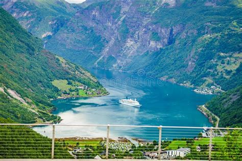 Fjord Geirangerfjord Avec Le Bateau De Croisi Re Norv Ge Image Stock