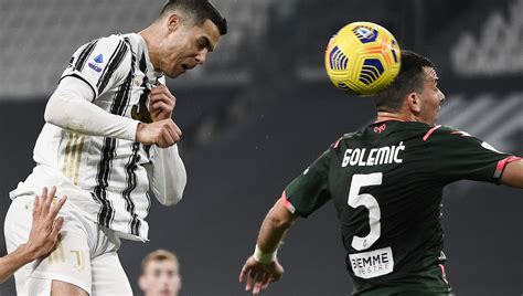 Serie A La Juve Travolge Il Crotone Doppietta Di Ronaldo E Gol Di