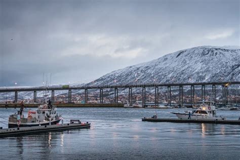 Puente De Tromso A Trav S Del Estrecho De Tromsoysundet Y Del Puerto De