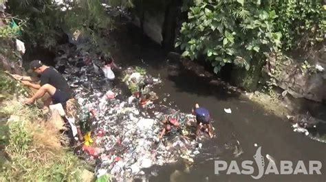 Viral Warga Buang Sampah Ke Sungai Di Cimahi