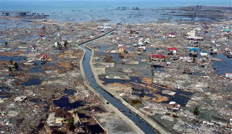 Reveja imagens do tsunami que atingiu a Indonésia há 10 anos BOL