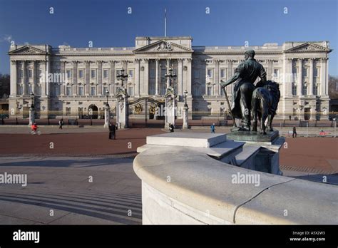 Wappen Buckingham Palace Fotos Und Bildmaterial In Hoher Auflösung
