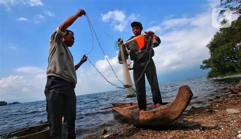 Potret Nelayan Tradisional Berburu Ikan Endemik Danau Singkarak Foto