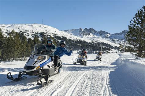 Guía imprescindible para iniciarte en moto de nieve en los Pirineos