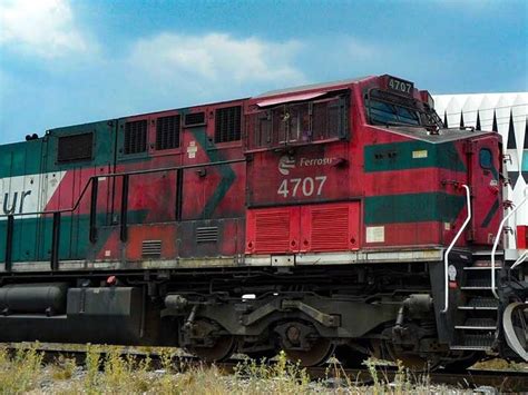 Gobierno federal expropia vías de Ferrosur marinos toman control