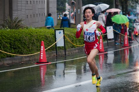 幕張ベイタウンを駆け抜ける千葉国際駅伝ランナーたち