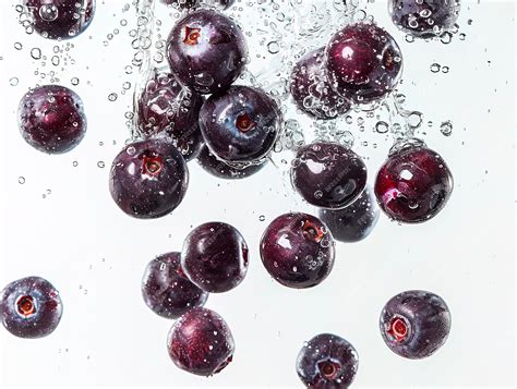 Caindo voando no ar bagas de acai isoladas em um fundo branco