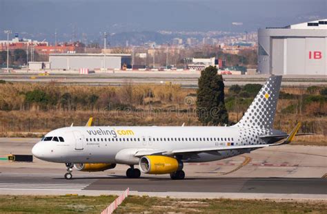 Avi N Vueling Despegue De La Aerol Nea Desde El Aeropuerto De Barcelona