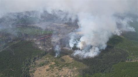 Feux de forêt la pluie apporte un peu de soulagement en Alberta