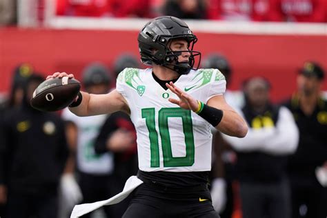 Oregons Bo Nix Tysheem Johnson Named Pac 12 Players Of The Week