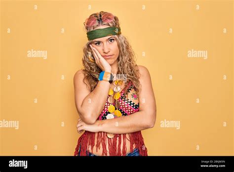 Belle Blonde Hippie Femme Portant Des Lunettes De Soleil Et Des Accessoires Sur Fond Jaune