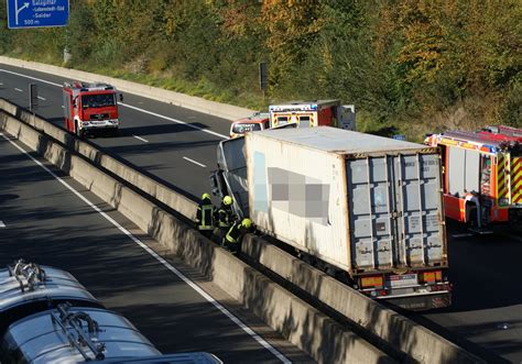 Salzgitter Unfall Auf A Lkw Fahrer Aus Kabine Befreit