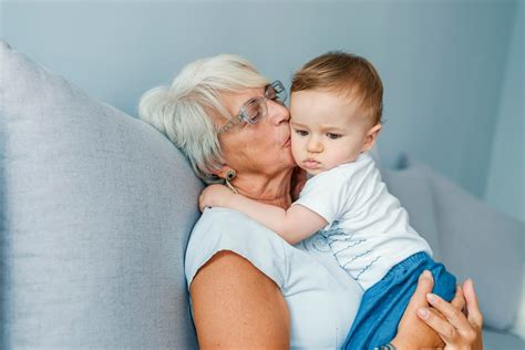 Cette grand mère demande un salaire pour garder son petit fils Je ne