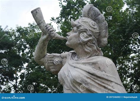 Escultura De Piedra De Un Trit N Que Sopla Sobre Su Trompeta De Concha