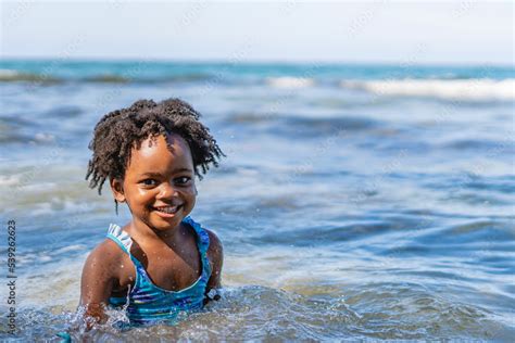 Retrato Horizontal De Una Hermosa Ni A Afroamericana Con Cabello Afro