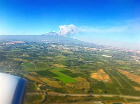 Etna L Eruzione Continua Ma L Aeroporto Di Catania Torna Pienamente