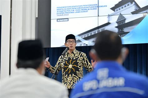 Ridwan Kamil Serahkan Bantuan Keuangan Untuk Parpol Sebesar Rp