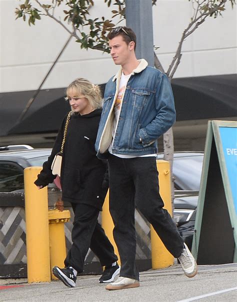 Shawn Mendes and Sabrina Carpenter step out together amid dating rumors ...