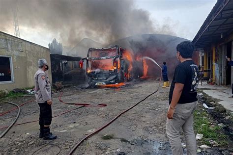 Sindo Hi Lite Bus Pariwisata Ludes Terbakar Di Tangerang Diduga