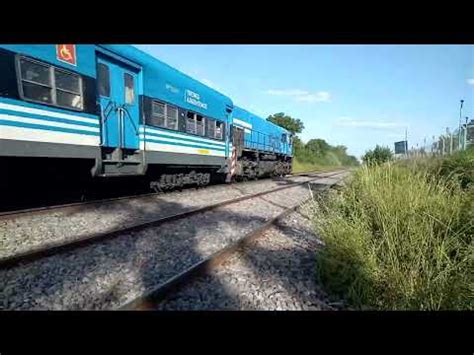 Tren G A Pasa Por Un Parque A Buena Velocidad Con Destino A Villa