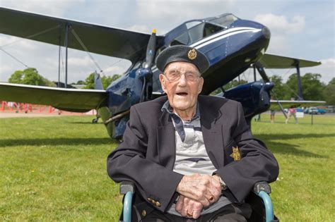 102 Year Old Raf Veteran Flies Again In 1930s Plane Indy100