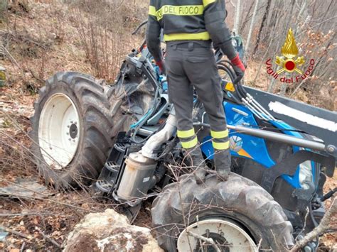 Uomo Muore Travolto Dal Trattore Che Si Ribalta In Una Scarpata Terni