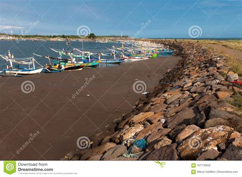 Barcos De Pesca De Madera Tradicionales En La Isla De Bali Imagen De