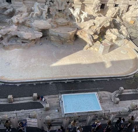 Fuente De Trevi Sin Agua El Ayuntamiento Pone Una Bandeja De Monedas