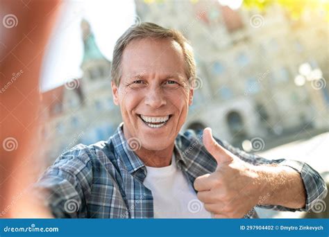 Homem Fazendo Selfie Enquanto Avistando Em Nova Cidade Visitando Novos