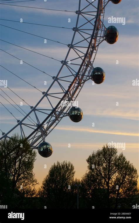 Rotating Ferris Wheel London Eye Millenium Wheel The Queen S Walk