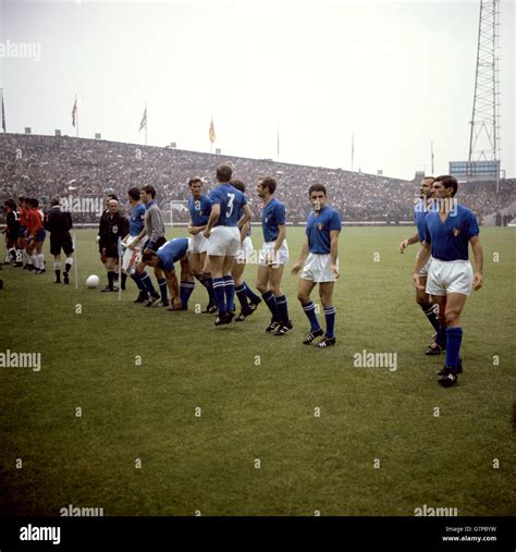 England team line up 1966 hi-res stock photography and images - Alamy