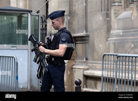 Parigi Francia Ottobre Un Ufficiale Di Polizia Francese Che